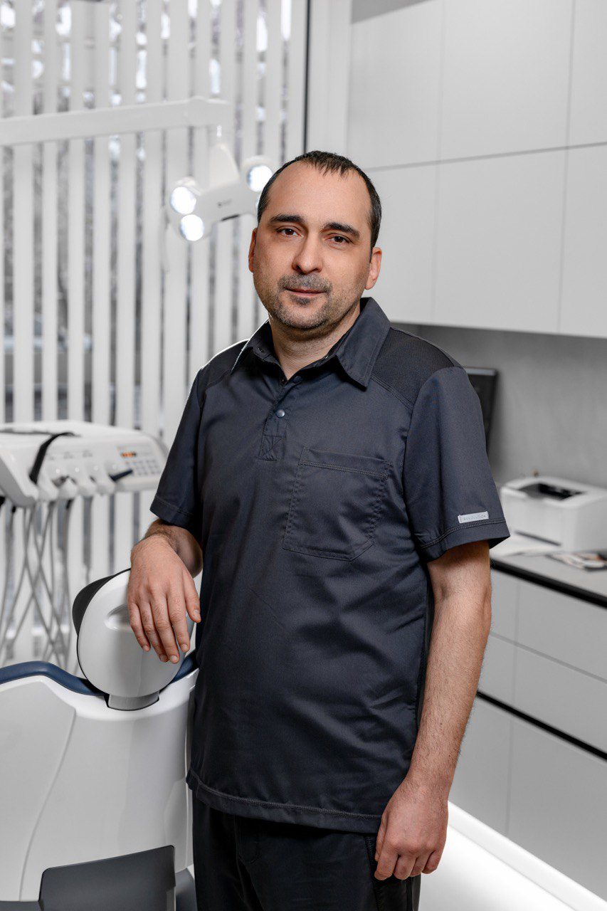 Лікар-стоматолог другої кваліфікаційної категорії - Шейко Максим Миколайович