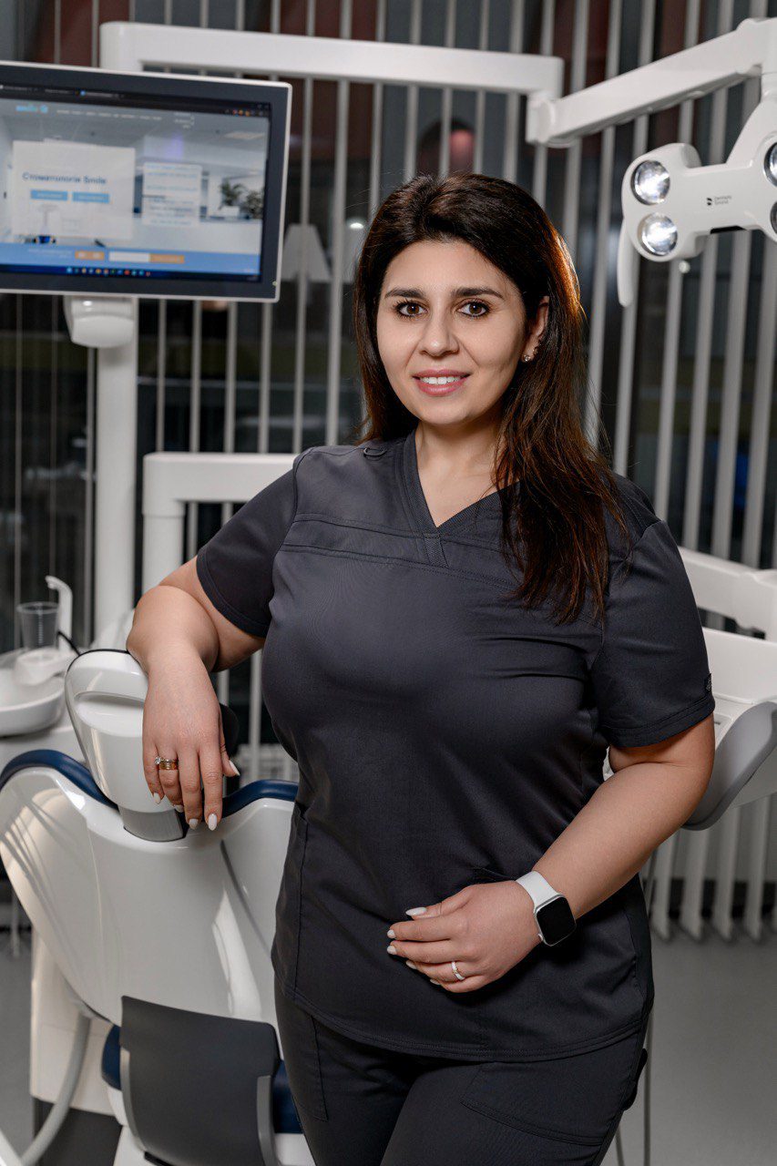 Лікар-стоматолог-ортодонт, доцент кафедри ортодонтії НМУ ім. О.О. Богомольця.